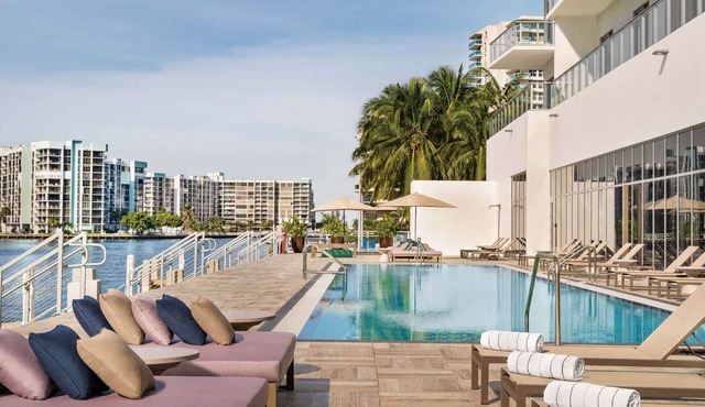 Steps from Hollywood Beach + Rooftop Pool. Bar.