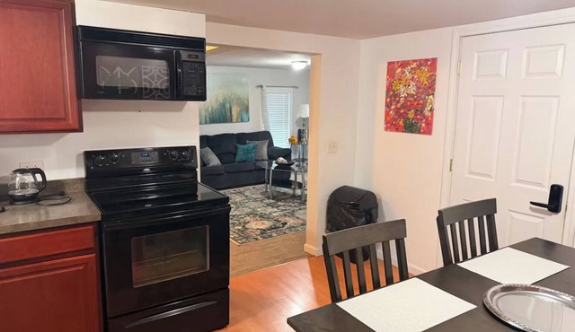 Steps from Lake Ontario-Cozy 1 bedroom retreat