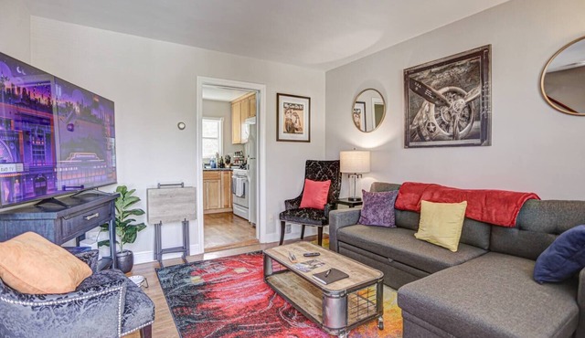 Steps from Metro, Shops & Restaurants | Free parking | Smart Lock