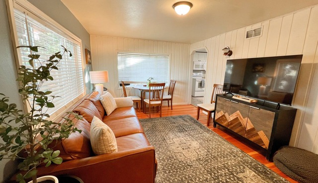 Steps from Mountain View Cafe! 2 bedroom attached cabin w/fenced private yard!