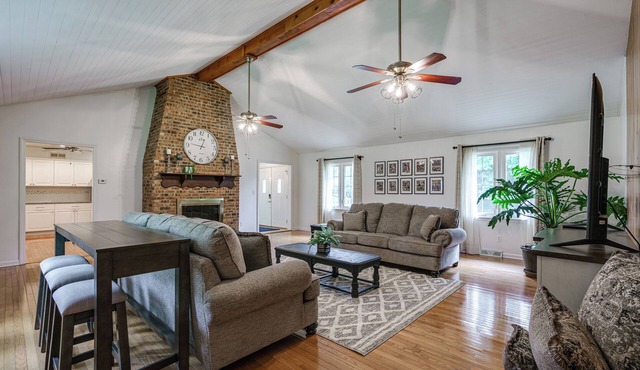 Steps from NOTRE DAME! Huge House! Arcade Game room, volleyball court & more!