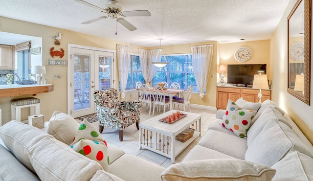 Steps from Pool, screened porch, close walk to beach, self check-in