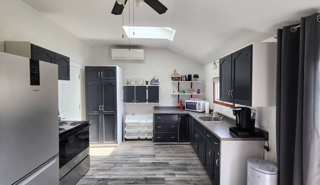 Steps from Private Beach,in wine country with BBQ, fire pit and full kitchen