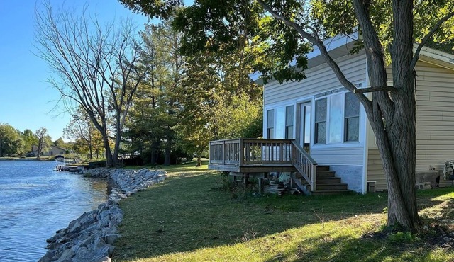 Steps from the Au Sable! Riverview cottage just minutes from Downtown Oscoda