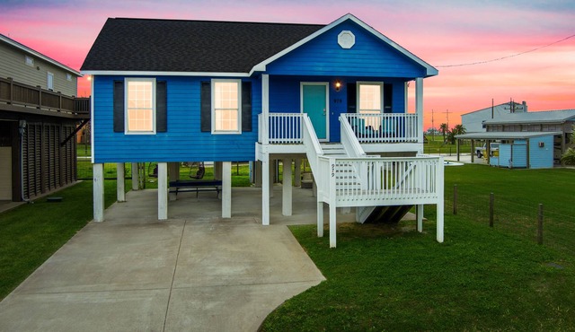Steps from the Beach & Pet Friendly! Indoor/Outdoor Games~ FREE Bikes~Elevator
