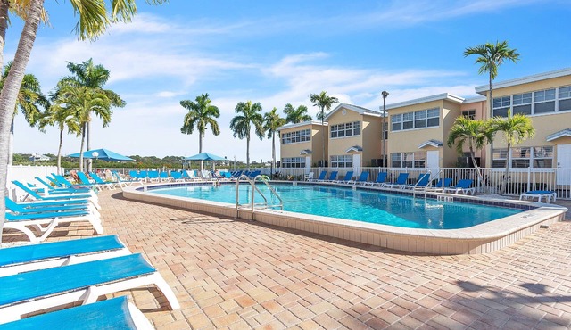 Steps From the Beach! Fishing Pier, Pool, Free Activities! ~ 106D Barefoot Beach Resort
