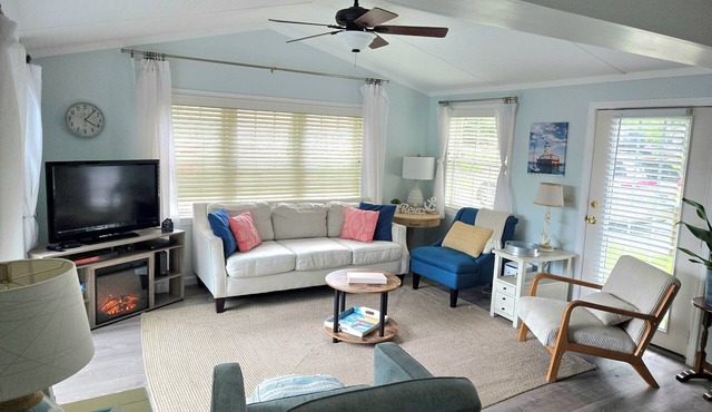 Steps from the beach, Lakeview with Hot Tub