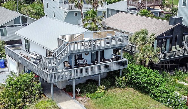 Steps from the beach with great deck space, sunrise/sunset views, WiFi & W/D