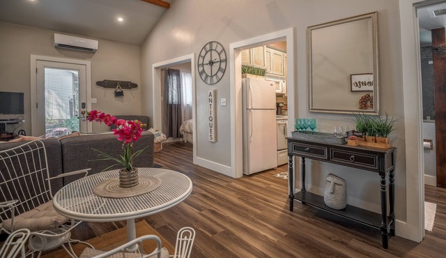 *Steps From the Heart of Downtown Murphys* The Hillbilly Hideaway