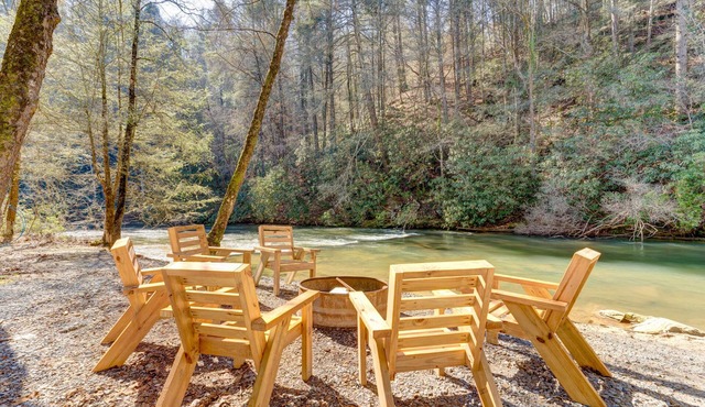 STEPS FROM THE RIVER, Fast Internet, Hot Tub, Fishing, Peaceful, Family Friendly