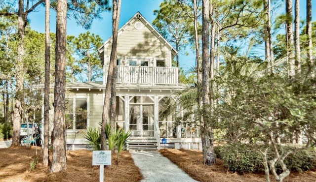 Steps from the pool and Beach - Renovated - `Texas Tide` - 4 bikes included