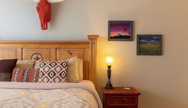Steps from UT✔️KingBed❤️Retro 80'sWinter Getaway w/Gig-Speed WiFi Free Parking