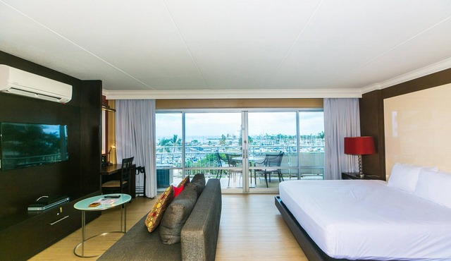 Steps from Waikiki Beach! Stunning sunset views at the Ilikai Hotel!