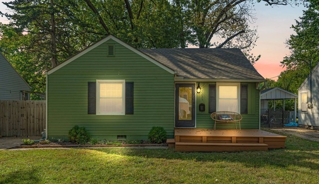 Steps from Washburn! Pet Friendly - Free Parking
