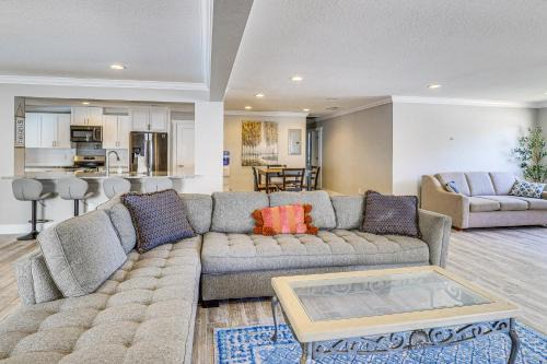 Steps to Bayshore Blvd! snowbird retreat with Pool