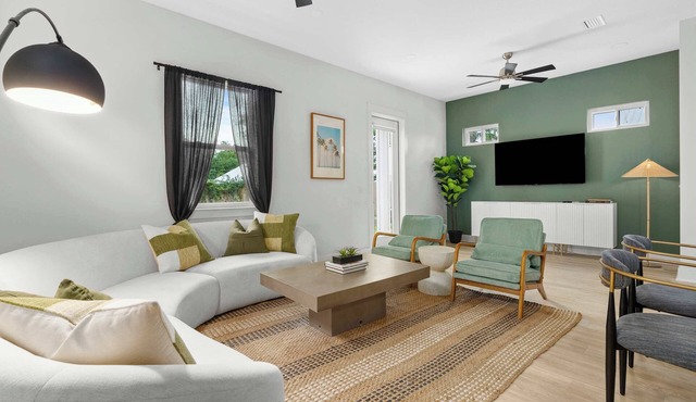 Steps to Beach, Free Heated Pool & Fire Pit!