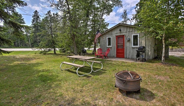 Steps to Beach! Dog-Friendly Suttons Bay Cottage