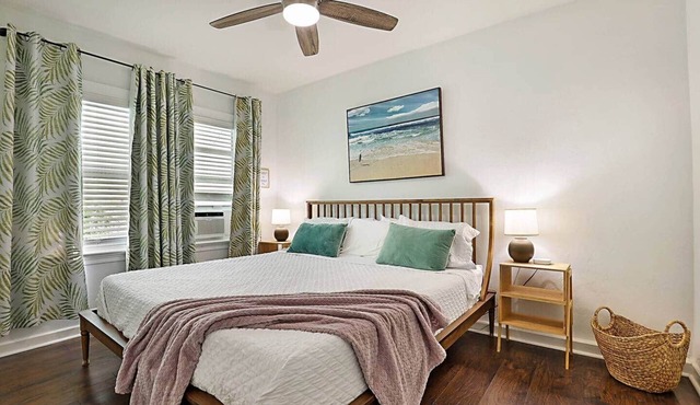 Steps to Beach & Downtown! Private Patio & Parking