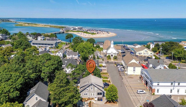 Steps to Beach & Downtown OGT | Porch w Ocean View