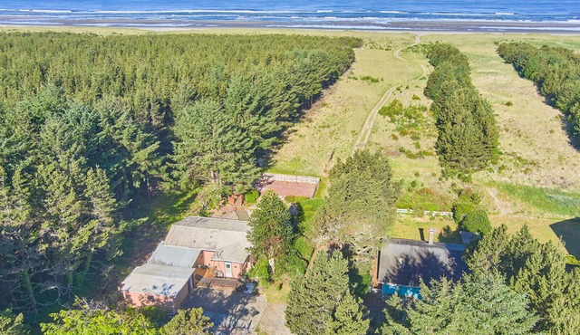 Steps to Beach, Fenced Yard, Dog Ok (SNest+Garden)