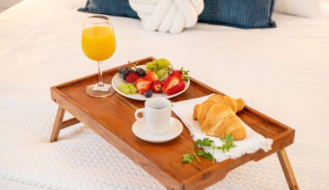 Steps to Beach, Heated Pool, 2 Queen Beds, 2BA