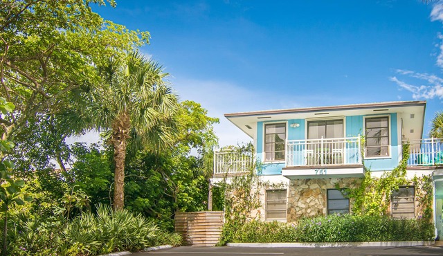 Steps to Beach. Hidden Gem. Boutique Bungalow Chic.