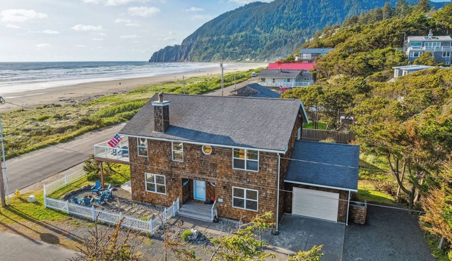 Steps to beach, Hot Tub, Dogs OK, Firepit, Fenced Yard, Amazing Kitchen!