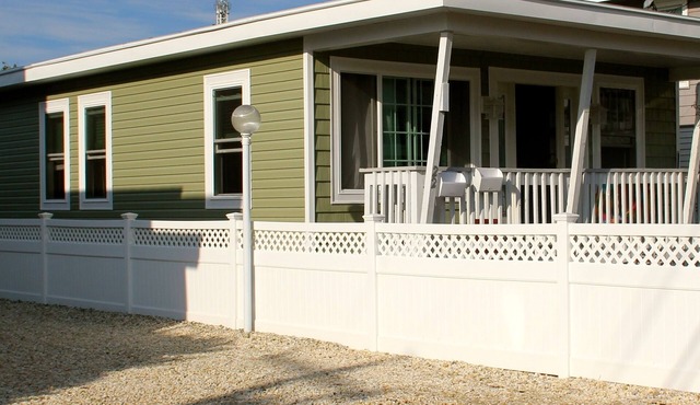 STEPS TO BEACH; IMMACULATE 3 BD 1.5 BATH FRONT UNIT; SLEEPS 8 PEOPLE + BADGES