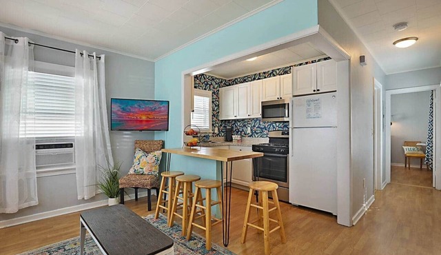 Steps to Beach, Park & Downtown! Cozy Bungalow