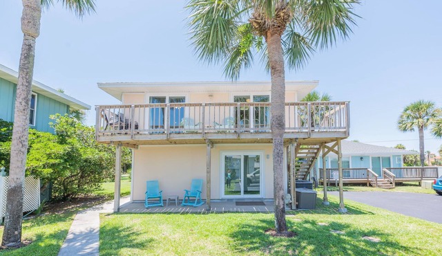 Steps to beach & restuarants and Pet Friendly!