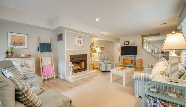 Steps to Beach: Townhome w/Balcony in Ocean City