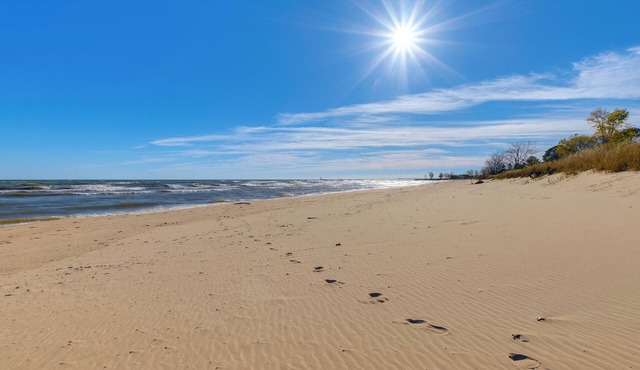 Steps to Beach - Two Rivers ‘Lakeview Cottage’