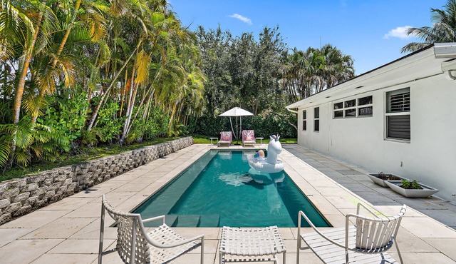 Steps to BEACH+ Salt water heated Pool + Wellness -BBQ, Fast Wifi