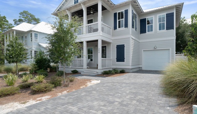 Steps to beach and pool-family size home-4 free bikes-beach gear-large patio