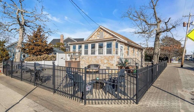 Steps to Beach with Linens + Towels including AC