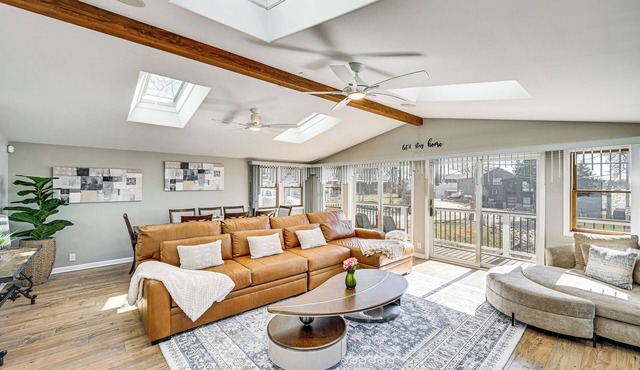 Steps to Cedar Lake! Group Getaway w/Game Room