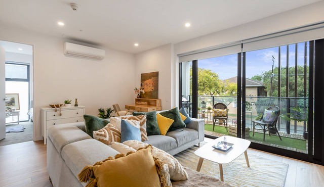 Steps to City/Chic 2-B2b Oasis with Parking