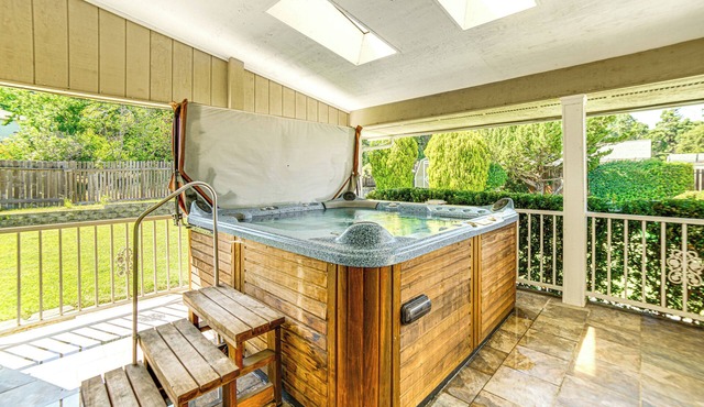 Steps to Clear Lake: Hot Tub Haven in NorCal!