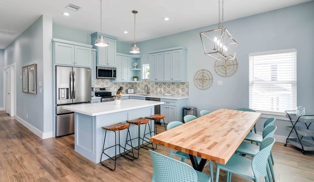 Steps to Coast! Beach Home w/2 Decks in Galveston