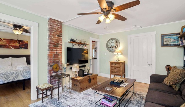 Steps to Commercial St Walk to Beach!