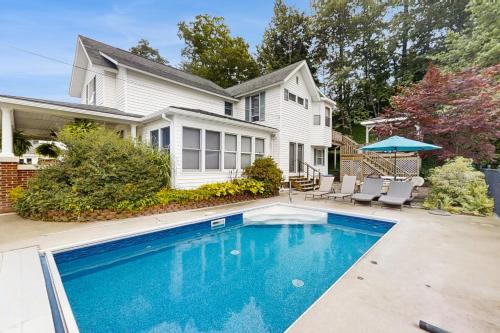 Steps to Crystal Lake! Group Getaway with Hot Tub