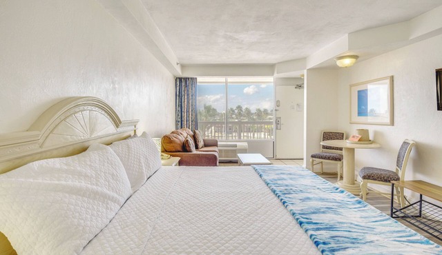 Steps to Daytona Beach: Sunny Studio