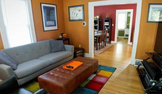 Steps to Downtown Iowa City, Cozy and Colorful!