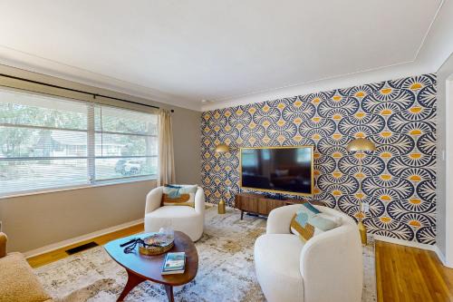 Steps to Dtwn! Dog-Friendly Mount Dorable Haven