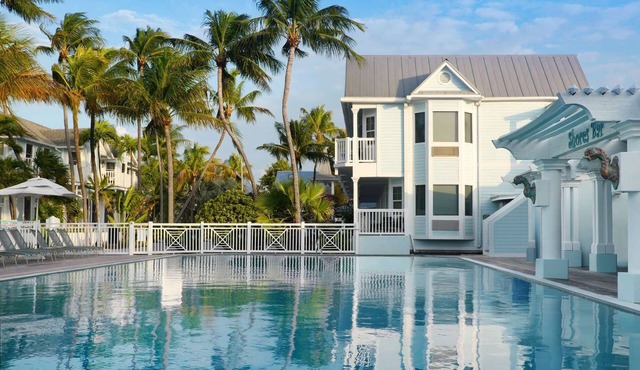 Steps to Duval St + Free Breakfast, Pool & Spa