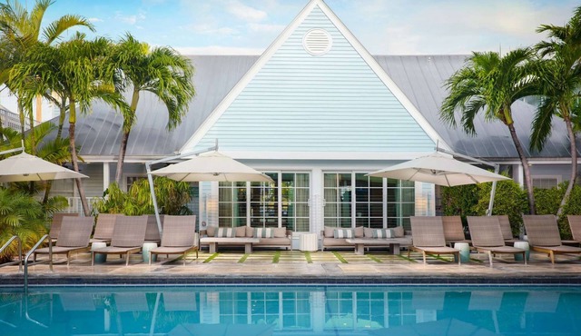 Steps to Duval St + Free Breakfast, Pool & Bar