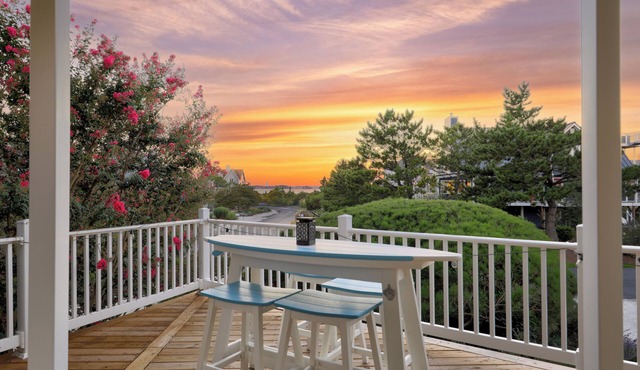Steps to Fenwick Island Beach, Ocean&Bay views, hot tub. Pet & family friendly!