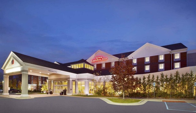 Steps to Fountain Walk + On-site Dining. Pool. Gym