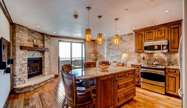 Steps to gondola! Diamond rated! Lionshead Village! Pool & Hot Tub! Landmark 116