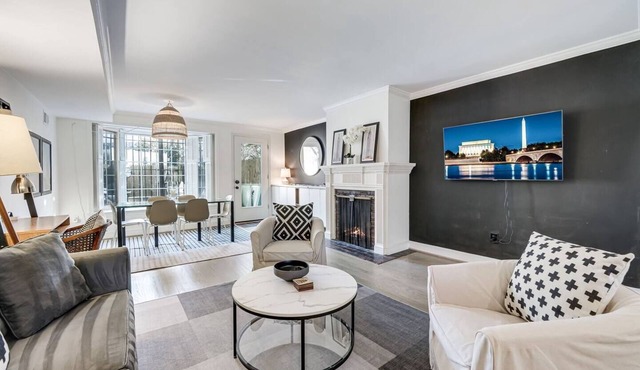 Steps to GWU-Georgetown-Nat'l Mall | Free Parking